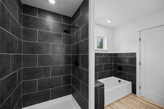 Building Photo - Gorgeous Grandview 5 Bedroom 3 Bath Luxury...