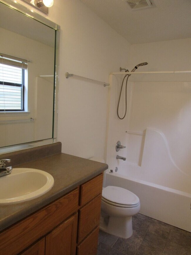 Building Photo - Convenient Northeast location!