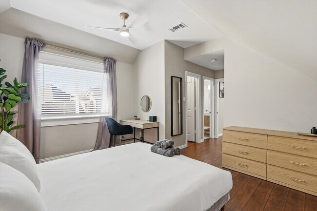 Building Photo - 4843 Golfside Dr