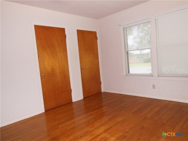 Building Photo - 391 Oakcrest Dr