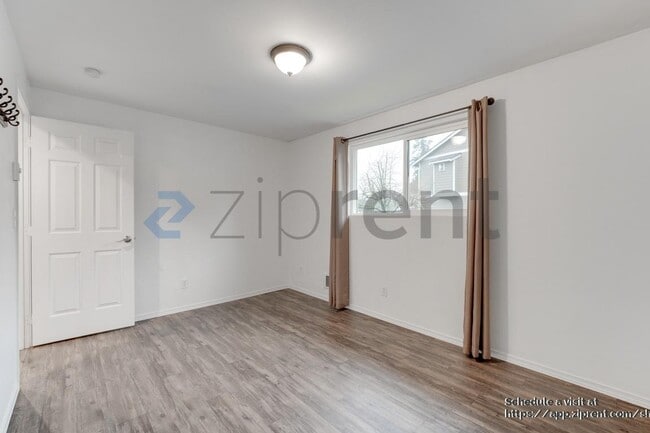 Building Photo - 9516 Holly Dr