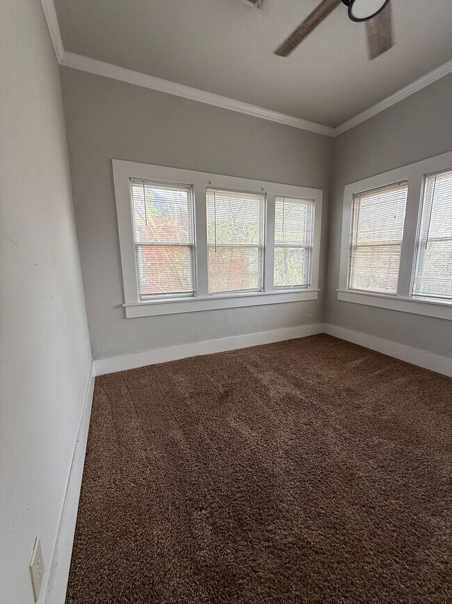 Building Photo - Spacious 3 Bed Near Downtown & OU Health + W/D Included & Driveway Parking