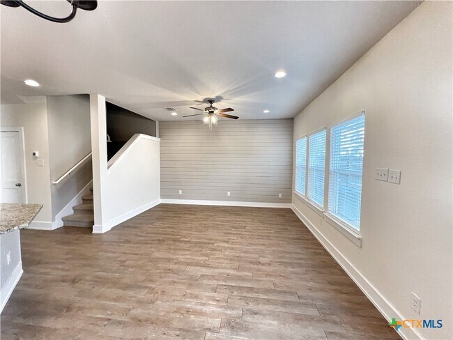 Building Photo - 223 Sapphire Dr