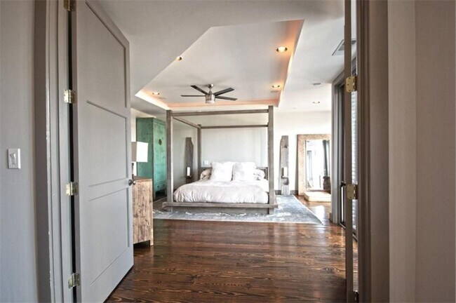 Building Photo - 320 Peters St SW