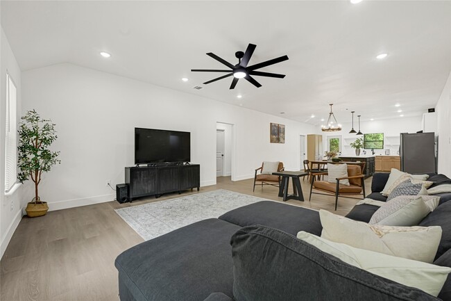 Building Photo - 1008 Danube St