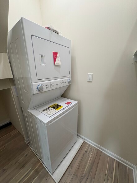 Building Photo - 305 W Clay Ave