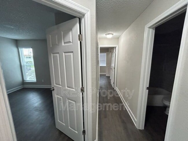 Building Photo - 2560 Woodgate Blvd