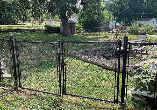 Building Photo - 1 Bedroom Home With Fenced Yard