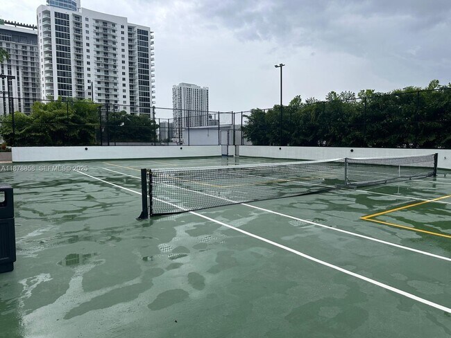 Building Photo - 700 NE 24th St