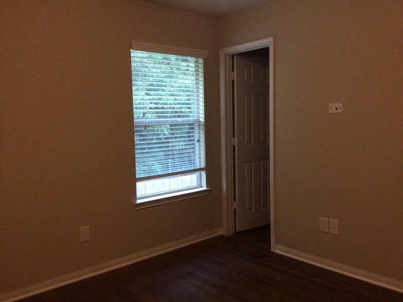 Building Photo - 22270 Queenbury Hills Dr