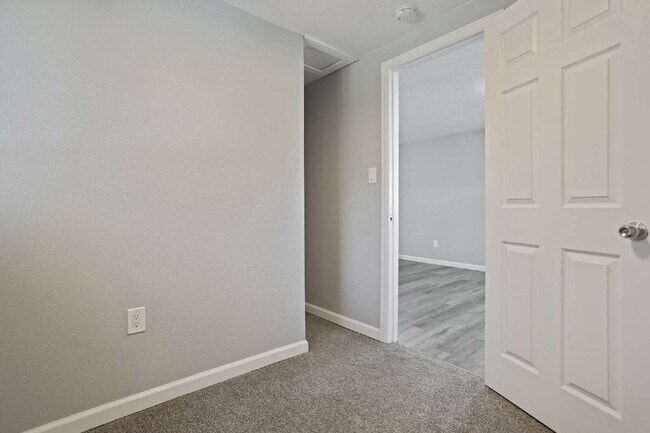 Building Photo - Cute Single Family Home Ready Now!