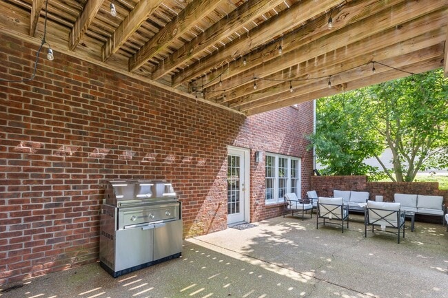 Building Photo - Luxury Furnished Home
