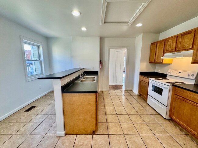 Building Photo - 5 Bedroom House - Available for Fall 2026 - Across from EMU!