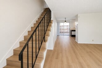 Building Photo - 2 Bedroom Townhouse Style Apartment with Private Fenced Patio