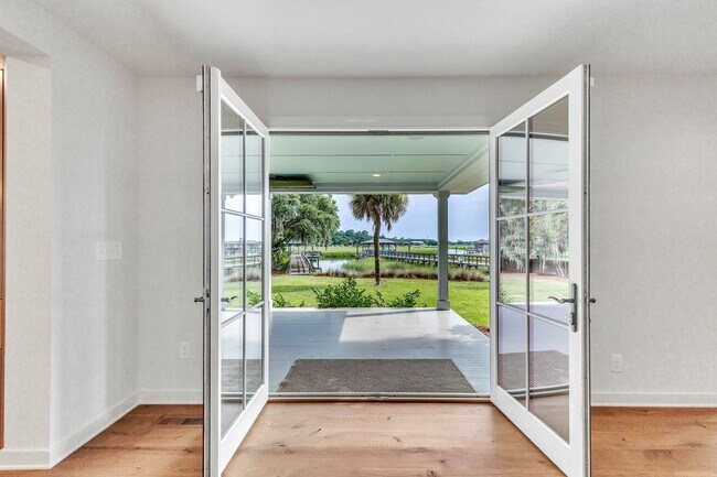 Building Photo - Gorgeous Waterfront Home on Isle of Hope