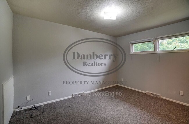 Building Photo - 1017 Searles Rd