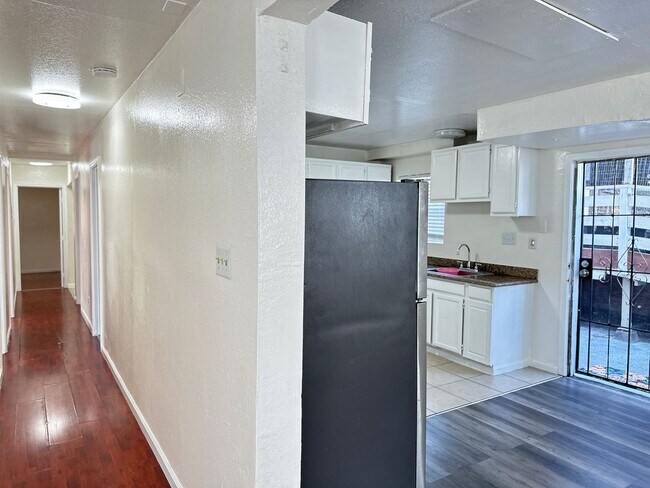 Building Photo - 1317