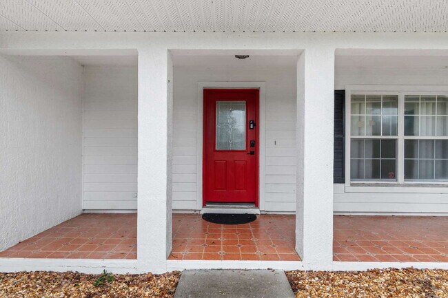 Building Photo - Updated 3BR Home with Fenced Backyard & Great Kitchen
