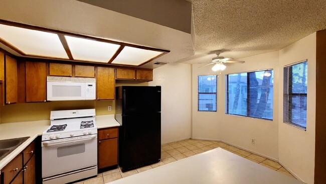 Building Photo - 825 Rock Springs Dr