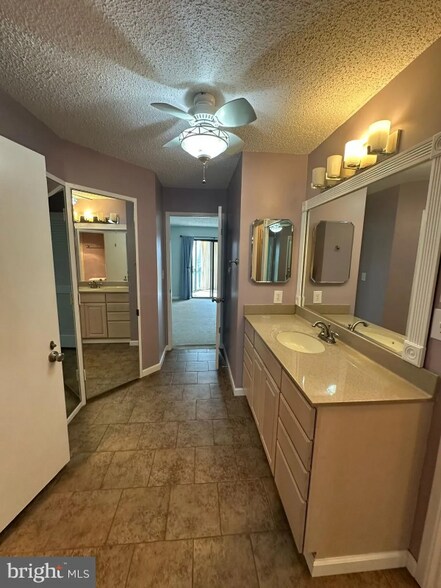 Building Photo - 5904 Mt Eagle Dr