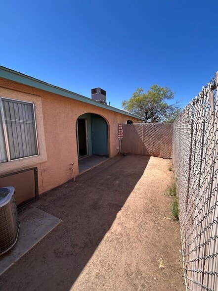 Building Photo - 1417-1417 N El Rio Dr