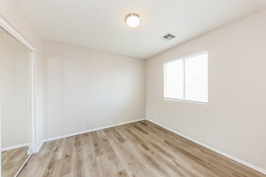 Building Photo - 3815 S 52nd Ln
