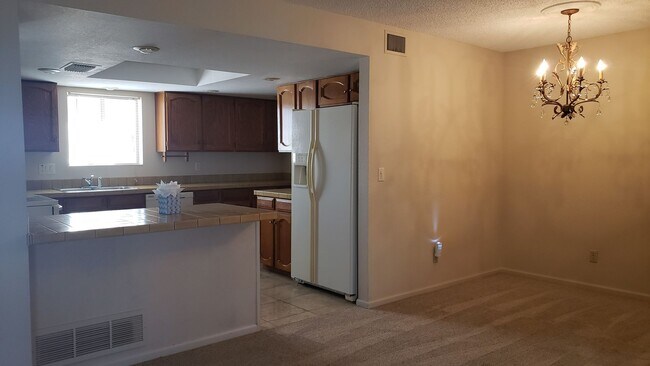 Building Photo - UNFURNISHED Great single faimly home.