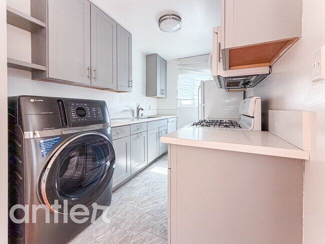 Building Photo - 7959 Romaine St