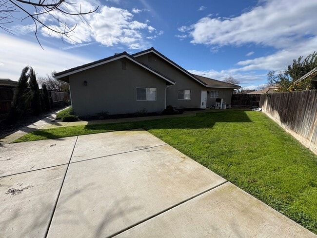 Building Photo - 540 W Birch Ct
