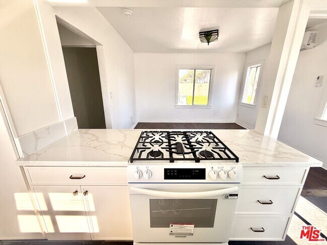 Building Photo - 3883 S Gramercy Pl