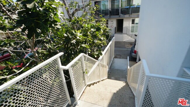 Building Photo - 844 6th St