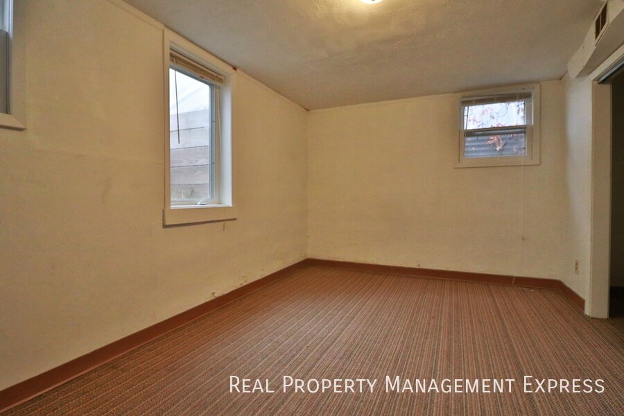 Building Photo - 3 Bedroom 1.5 Bath Near Downtown with Fenc...