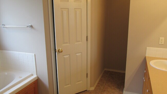 Building Photo - 1902 SW Spruce Rd