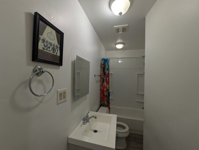 Building Photo - Updated 2BR/1BA in Pullman – Internet Incl...