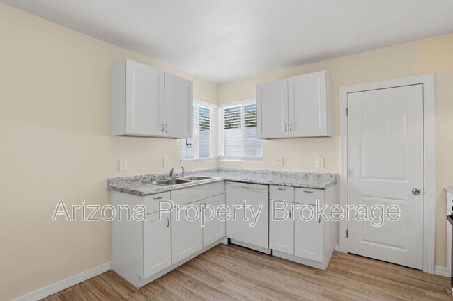 Building Photo - 805 E Turney Ave