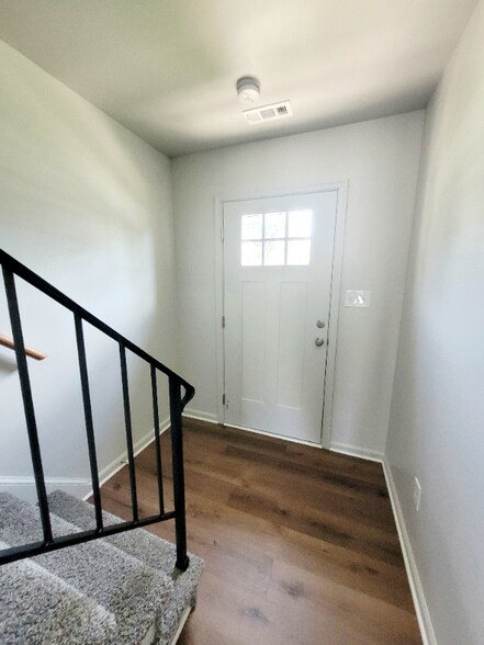 Building Photo - 12 Bainbridge Ave