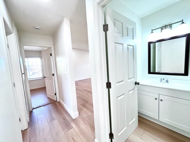 Building Photo - Updated and Move-In Ready 3BD/2BA, Single-...