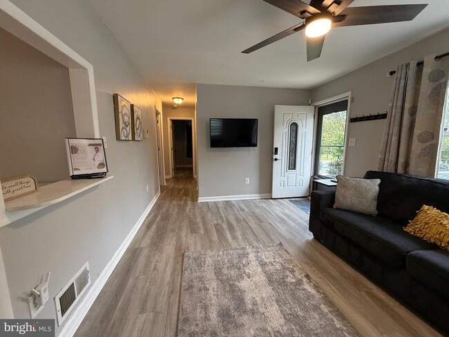 Building Photo - 2208 Vermont Ave