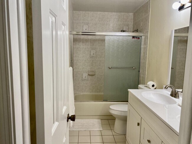 Building Photo - 1602 Montauk Dr