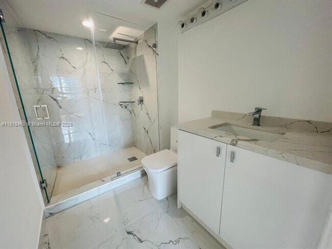 Building Photo - 1155 Brickell Bay Dr