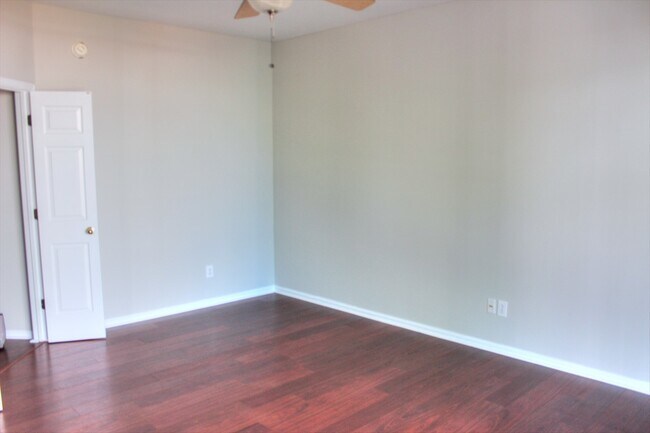 Building Photo - Great End Unit Townhome- Located in Mid-to...