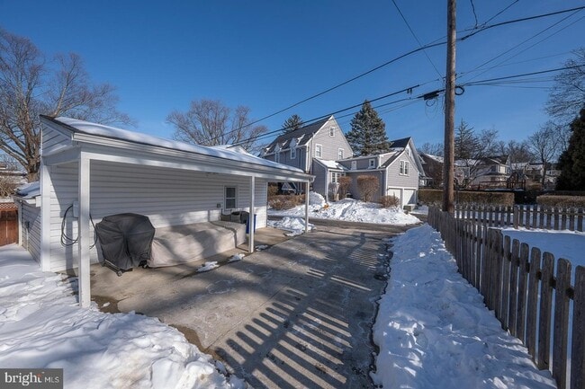 Building Photo - 227 E Hathaway Ln