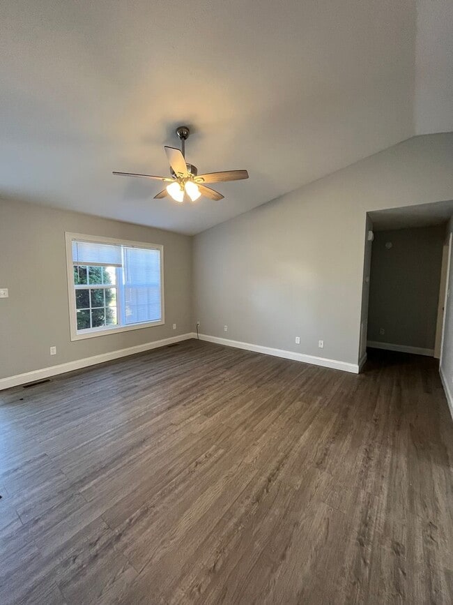 Building Photo - Now Leasing! Move In Ready home with 2 car garage and fenced in backyard!