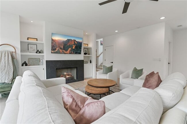Building Photo - 2071 Fairhaven Cir NE