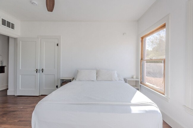 Building Photo - Rare 2 Bed 2 Bath Remolded Home in FQ Hist...