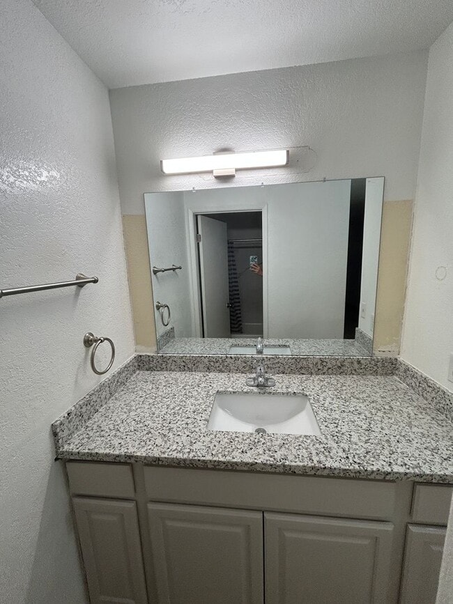 Building Photo - Great 3 bedroom 2 bath in Visalia ready fo...
