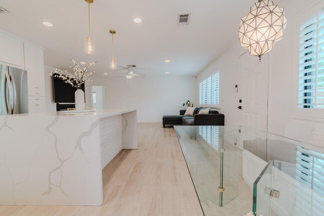 Building Photo - 52801 Avenida Alvarado