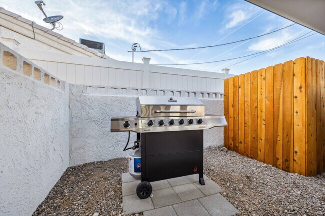 Building Photo - 131 Mescal Loop