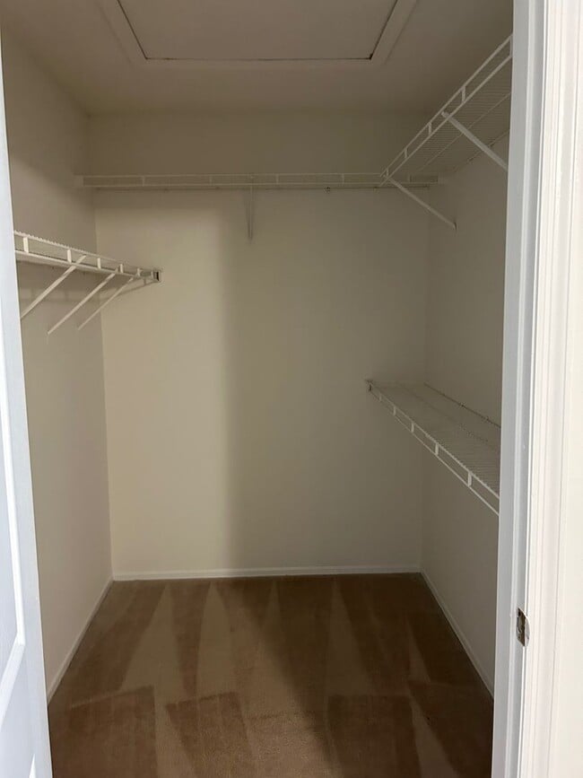 Building Photo - Rare Hoover Creek Condo with One Car Garage