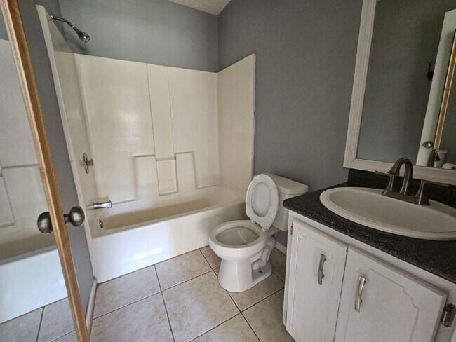 Building Photo - 4 bedroom home only 15 minutes from Fort S...